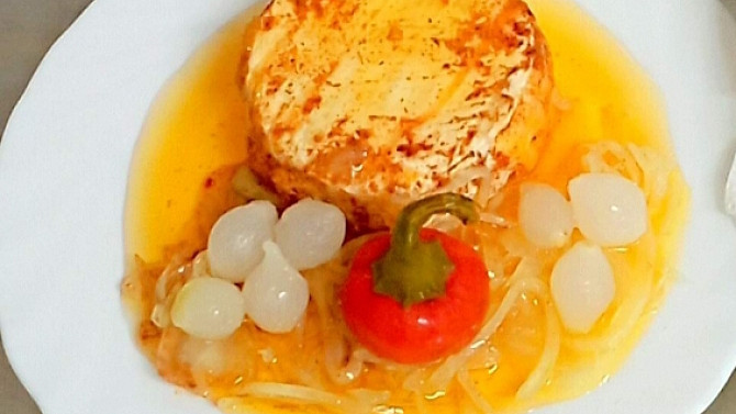 Nakládaný hermelín s cibulí