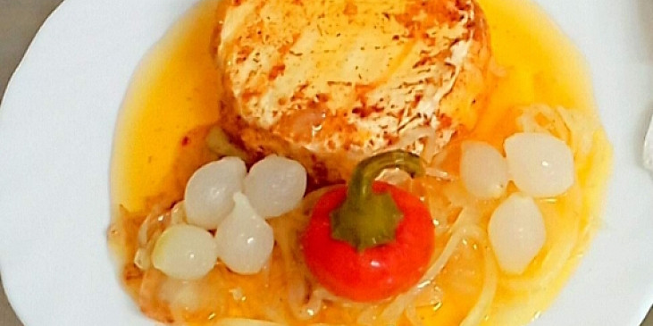 Nakládaný hermelín s cibulí