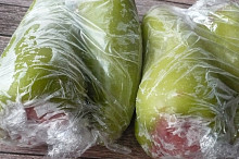 Už zamražené papriky. Maso bez mleté papriky, baleno v potravinářské fólii a ještě vloženo do sáčku se zipovým uzávěrem.