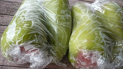 Plněné papriky na zamražení, Už zamražené papriky. Maso bez mleté papriky, baleno v potravinářské fólii a ještě vloženo do sáčku se zipovým uzávěrem.