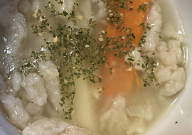 Polévka z vepřových kostí s haluškami