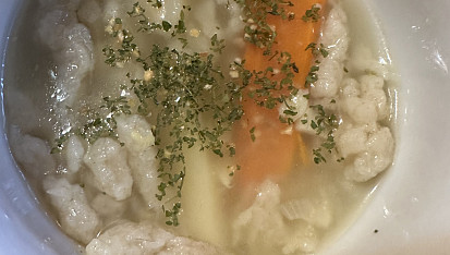 Polévka z vepřových kostí s haluškami