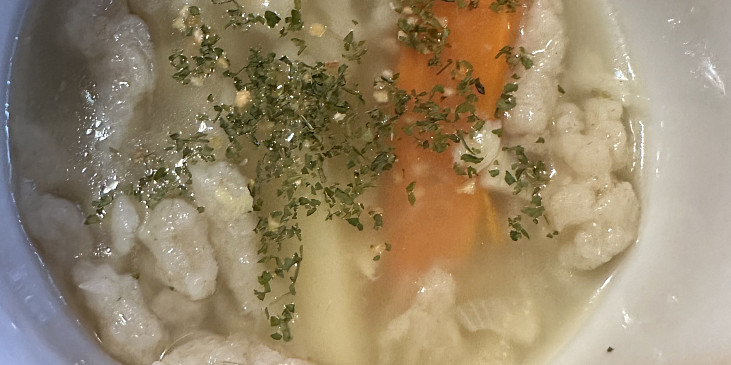 Polévka z vepřových kostí s haluškami