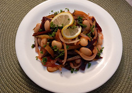 Salát z červené řepy, okurek, fazolí a cibule