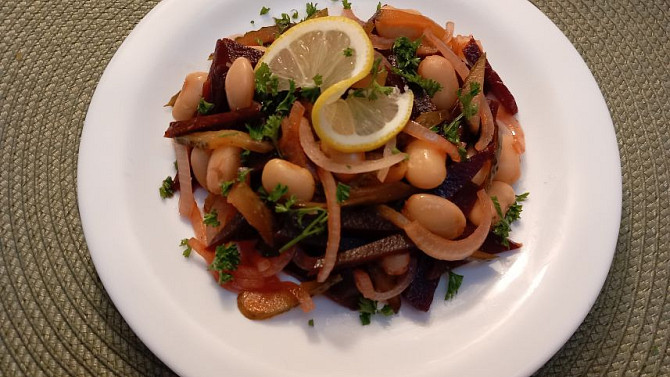 Salát z červené řepy, okurek, fazolí a cibule