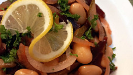 Salát z červené řepy, okurek, fazolí a cibule