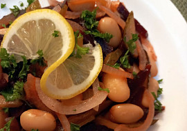 Salát z červené řepy, okurek, fazolí a cibule