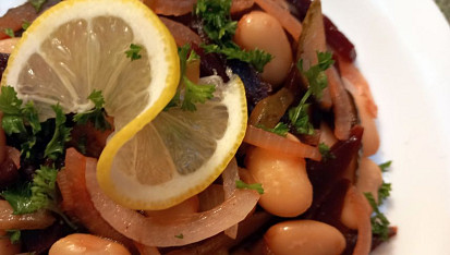 Salát z červené řepy, okurek, fazolí a cibule