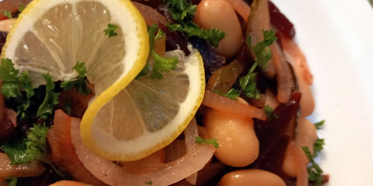 Salát z červené řepy, okurek, fazolí a cibule