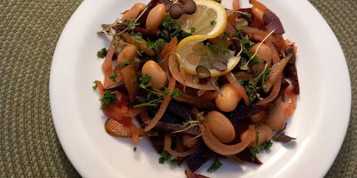 Salát z červené řepy, okurek, fazolí a cibule