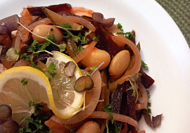 Salát z červené řepy, okurek, fazolí a cibule