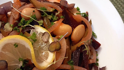 Salát z červené řepy, okurek, fazolí a cibule