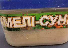 Salát z červené řepy, okurek, fazolí a cibule