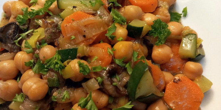 Cizrna s dušenými houbami a zeleninou