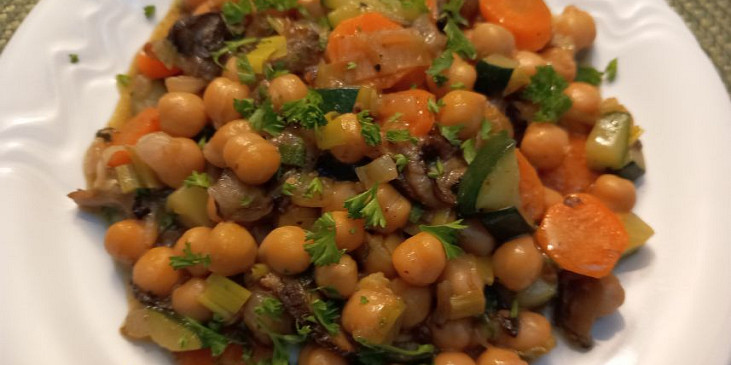 Cizrna s dušenými houbami a zeleninou