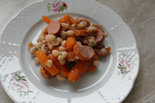 Fazolový salát s mrkví a párkem