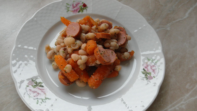 Fazolový salát s mrkví a párkem, Fazolový salát s mrkví a párkem