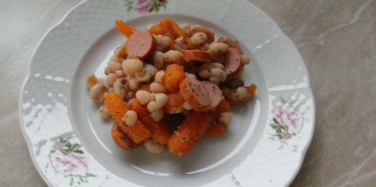 Fazolový salát s mrkví a párkem (Fazolový salát s mrkví a párkem)