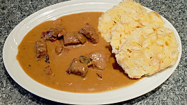 Hovězí guláš se sušenými houbami