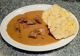 Hovězí guláš se sušenými houbami