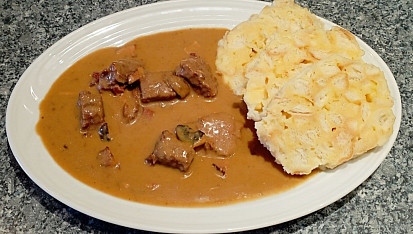 Hovězí guláš se sušenými houbami