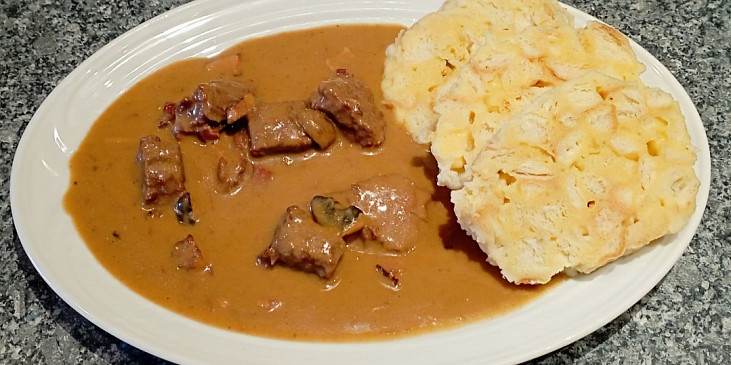 Hovězí guláš se sušenými houbami