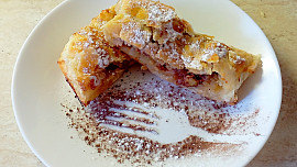 Hruškový štrůdl s ořechy