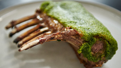 Jehněčí hřebínky s bylinkovou krustou podle Mirka Kaliny