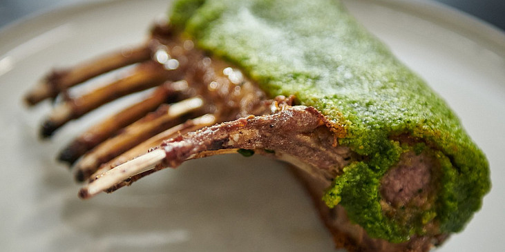 Jehněčí hřebínky s bylinkovou krustou podle Mirka Kaliny