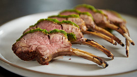 Jehněčí hřebínky s bylinkovou krustou podle Mirka Kaliny