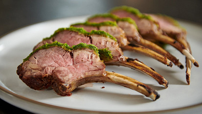 Jehněčí hřebínky s bylinkovou krustou podle Mirka Kaliny