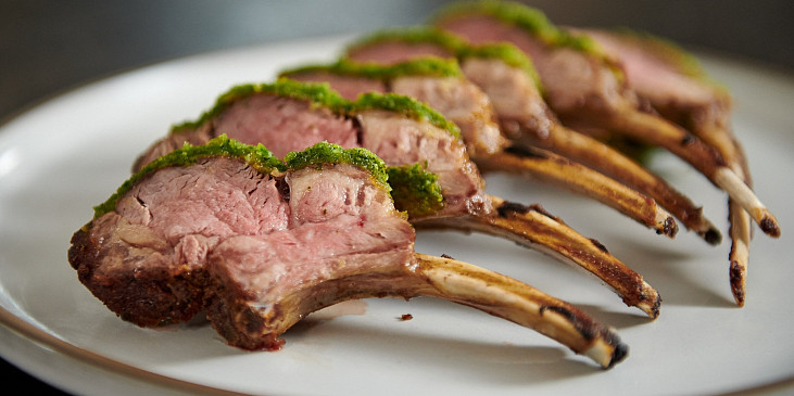 Jehněčí hřebínky s bylinkovou krustou podle Mirka Kaliny