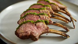 Jehněčí hřebínky s bylinkovou krustou podle Mirka Kaliny