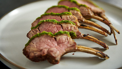 Jehněčí hřebínky s bylinkovou krustou podle Mirka Kaliny