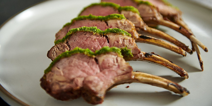 Jehněčí hřebínky s bylinkovou krustou podle Mirka Kaliny