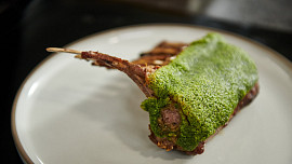 Jehněčí hřebínky s bylinkovou krustou podle Mirka Kaliny