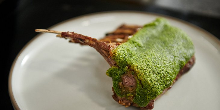 Jehněčí hřebínky s bylinkovou krustou podle Mirka Kaliny