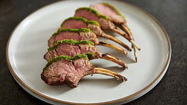 Jehněčí hřebínky s bylinkovou krustou podle Mirka Kaliny