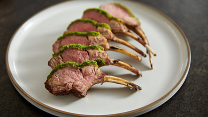 Jehněčí hřebínky s bylinkovou krustou podle Mirka Kaliny