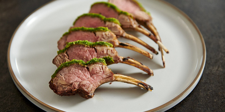 Jehněčí hřebínky s bylinkovou krustou podle Mirka Kaliny