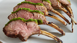 Jehněčí hřebínky s bylinkovou krustou podle Mirka Kaliny