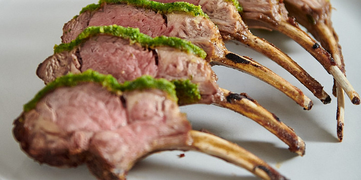 Jehněčí hřebínky s bylinkovou krustou podle Mirka Kaliny