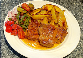 Kotleta s pečeným bramborem na rozmarýnu