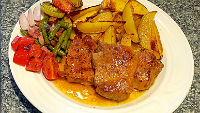 Kotleta s pečeným bramborem na rozmarýnu