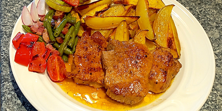 Kotleta s pečeným bramborem na rozmarýnu