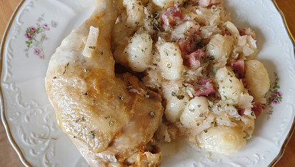 Kuřecí stehna na cibulovo-slaninovém zelí