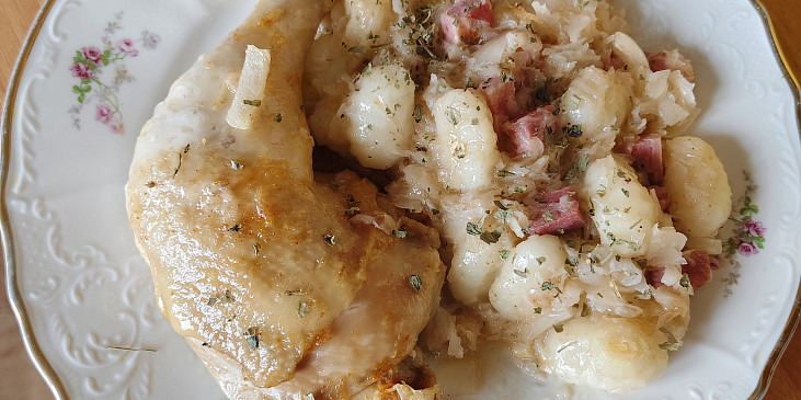 Kuřecí stehna na cibulovo-slaninovém zelí