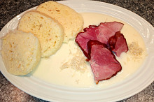 Křenová omáčka, domácí uzené a knedlíky