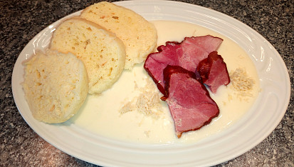 Křenová omáčka z čerstvého křenu, Křenová omáčka, domácí uzené a knedlíky