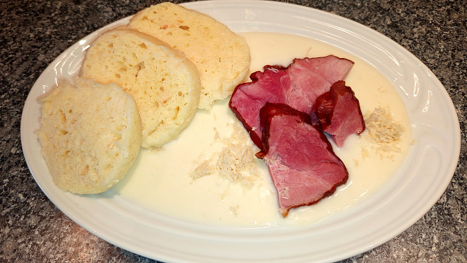 Křenová omáčka z čerstvého křenu, Křenová omáčka, domácí uzené a knedlíky